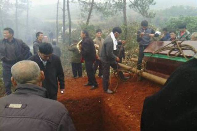 农村丧葬习俗:下葬仪式,这是死者停留在世间的最后时刻,要重视_手机