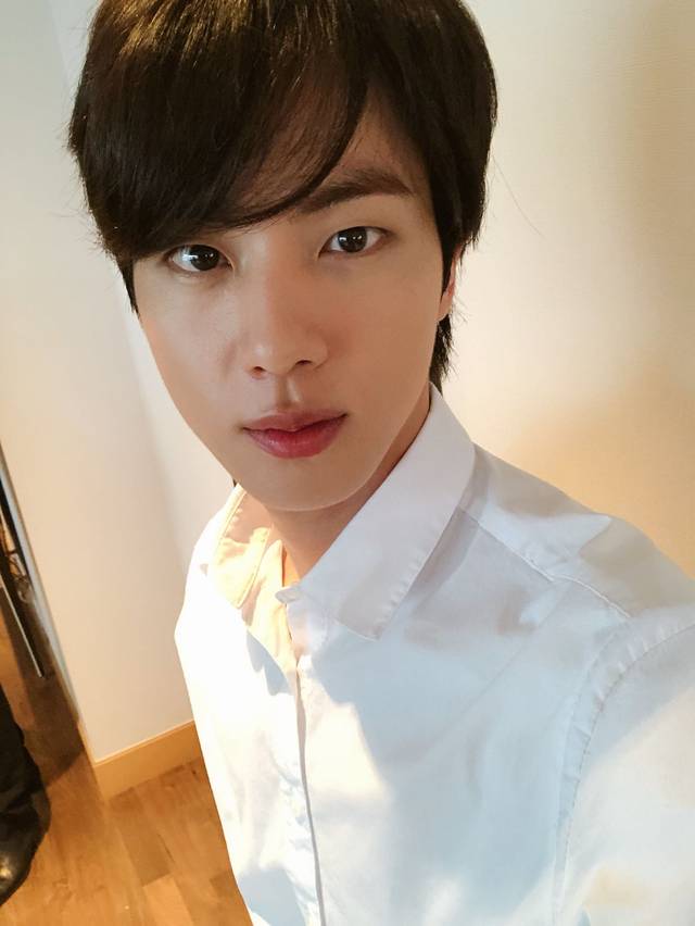 金硕珍公开"世界级帅气"自拍照.不可逾越的美貌!