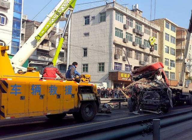 凌晨五点,大货车撞进青田腊口一家银行!千万别再这样开车.