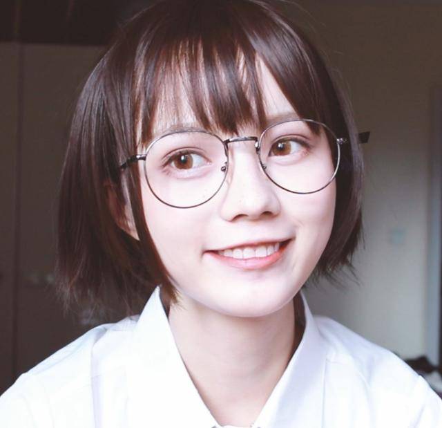 上面党妹带着眼镜参加活动的照片有多惊艳大家也看到啦,其实她戴着