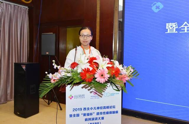 为保证比赛的公平有序,组委会邀请青海妇女儿童马小云主任组织统分