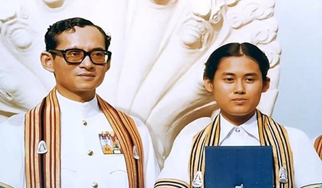 玛哈国王太小家子气!42年前看父母为诗琳通庆贺毕业,他一脸不爽