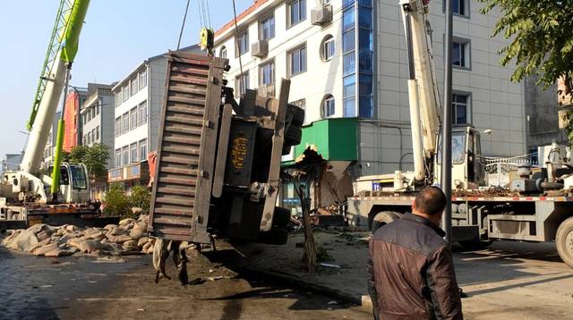 青田腊口发生车祸,20多岁驾驶员不幸当场遇难!