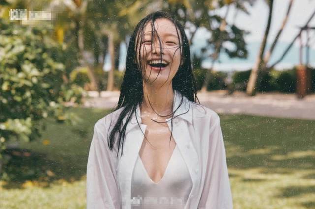 原创倪妮海边泳衣性感写真身材火辣美腿细长 俏皮玩水浑身湿透太魅惑