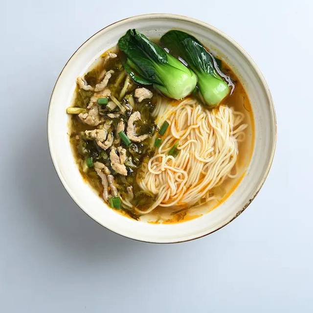 作为一个带有汤的面,雪菜肉丝面可谓是其中的精品,汤面即讲究汤的味道