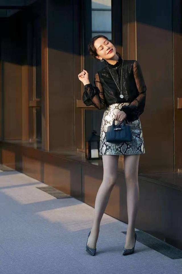 海清穿火了"蛇纹裙",裙摆下美腿摇曳生姿,42岁却有20岁的身材