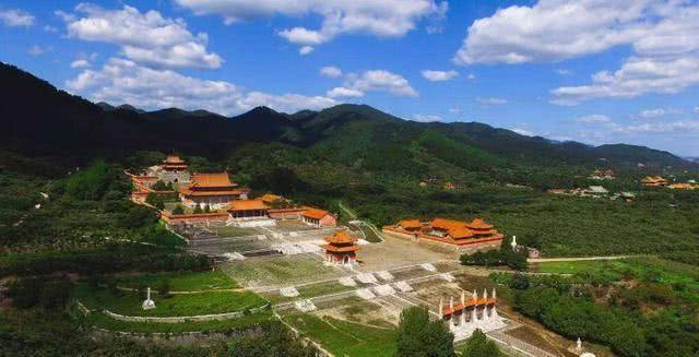 明定陵是明代第十三帝神宗显皇帝朱翊钧(年号万历)的陵墓.