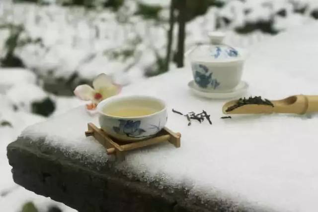 烹茶观雪图片