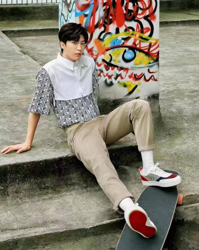范丞丞最新时尚大片曝光 滑板少年在涂鸦街头探索未知机遇