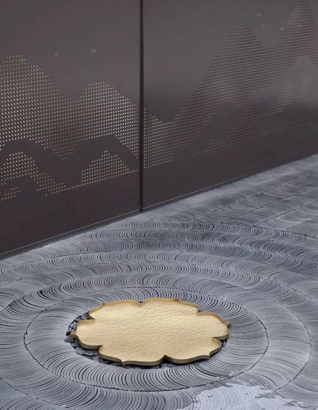 human sound 04  瓦片打造涟漪  瓦片用作地面铺装, 排列成同心圆