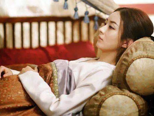 的她刚刚被士兵凌辱过,虽说被楚乔救了回来,但对古代女子而言丢了名节