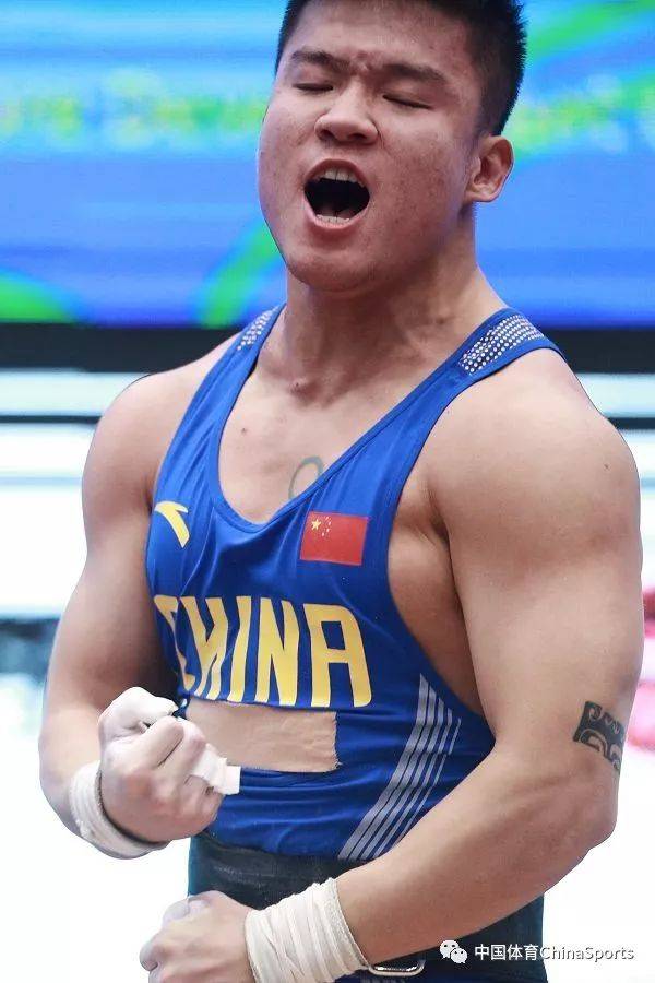 李大银在男子81公斤级比赛中夺得总成绩冠军.