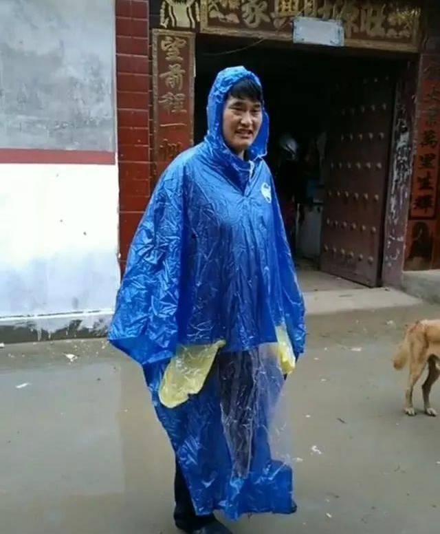 原创几张图看大衣哥农民歌手形象,搞笑,干农活,垒厕所,火车上唱歌