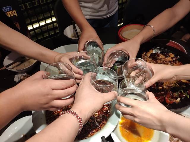 三个人喝4瓶酒吃的下酒菜5块钱不到这才是真的来喝酒的