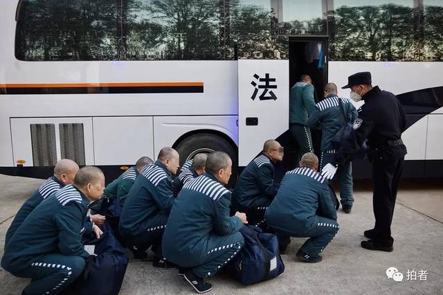12月4日,天河监狱,服刑人员们等待上车.