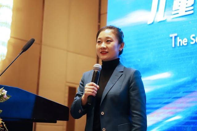 何 氏 眼 科集团徐丹教授 担任主持并发表致辞