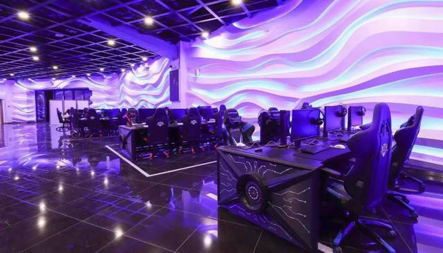 让梦想中电竞场景突破次元壁走进现实 要是坐累了,还能点份小食 来杯