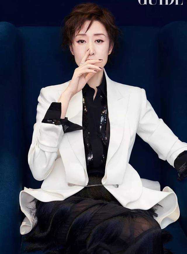 刘敏涛这段发时间剪掉十年长发,变成了波波头短发造型,不过还真的减龄