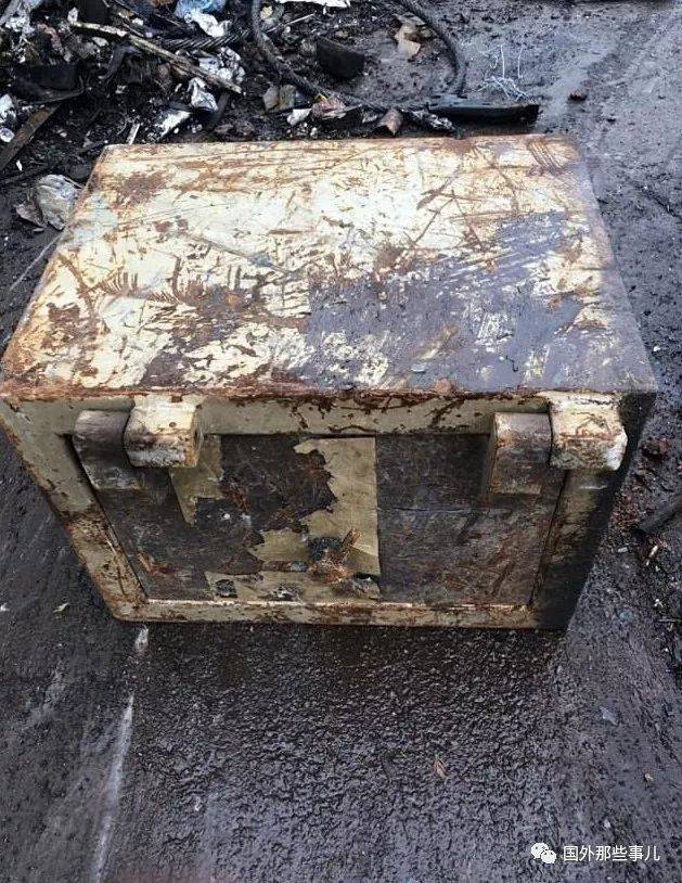 英国一名废金属回收公司的工人捡到4个破箱子,打开一看里面竟然藏有2