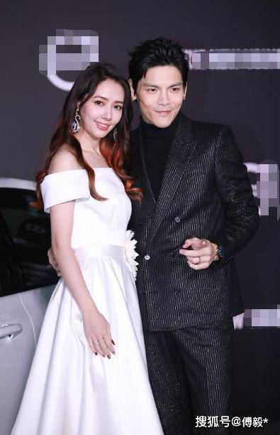 向佐郭碧婷合体出席晚宴秀恩爱,郭碧婷怕饿到