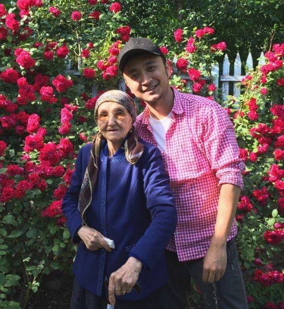 央视最帅的新疆主持人妻子漂亮似混血女孩