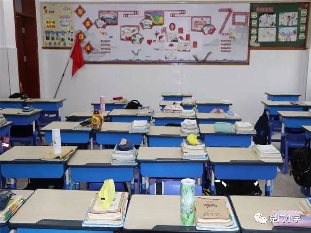 有序;桌面保持清洁,不得乱涂乱画,物品要统一摆放在课桌的左上角;抽屉