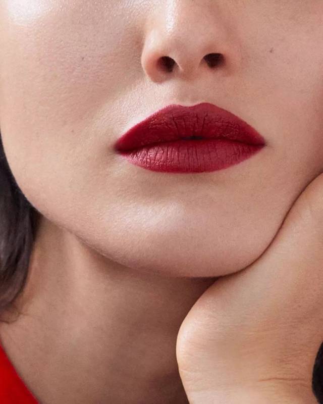 其次它的膏体是满满的丝绒感,涂上嘴给人的感觉是相当的惊艳,并有风情