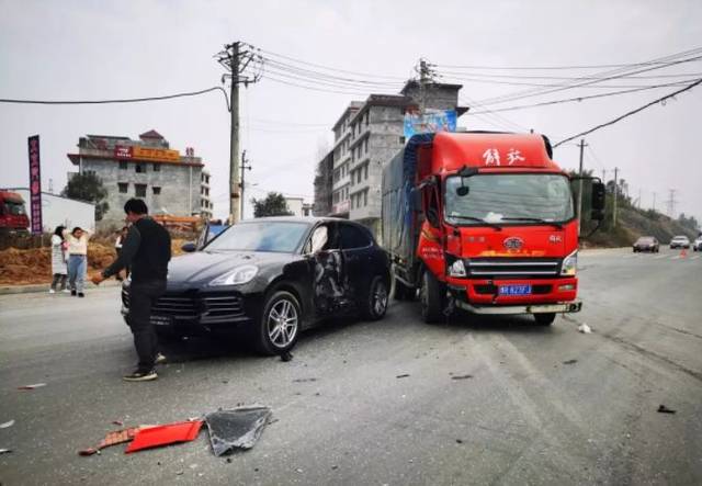 突发邵阳市区发生车祸百万豪车被撞得稀烂