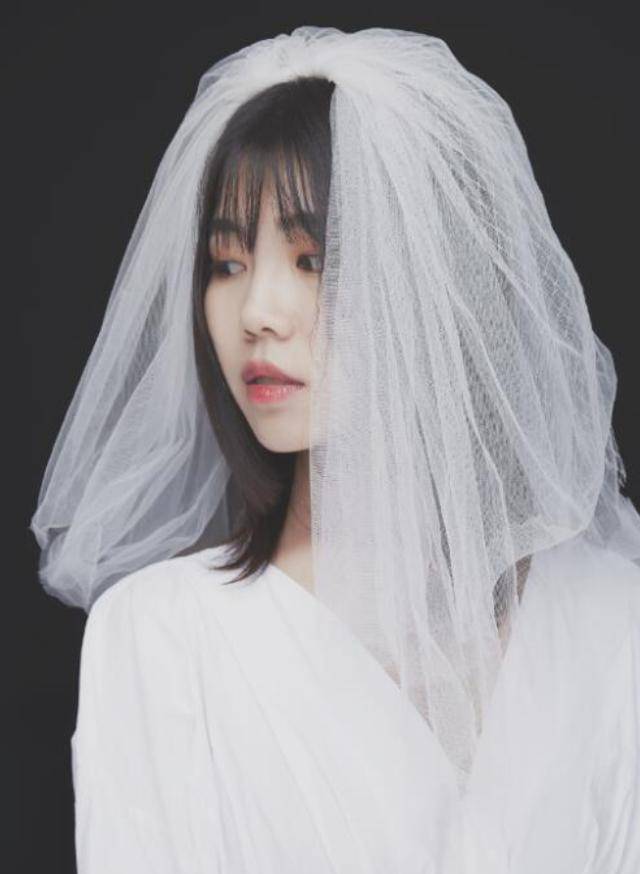 只见高丫抬起一只细长的手,虚空一指,眼神略带柔美,引人注目.