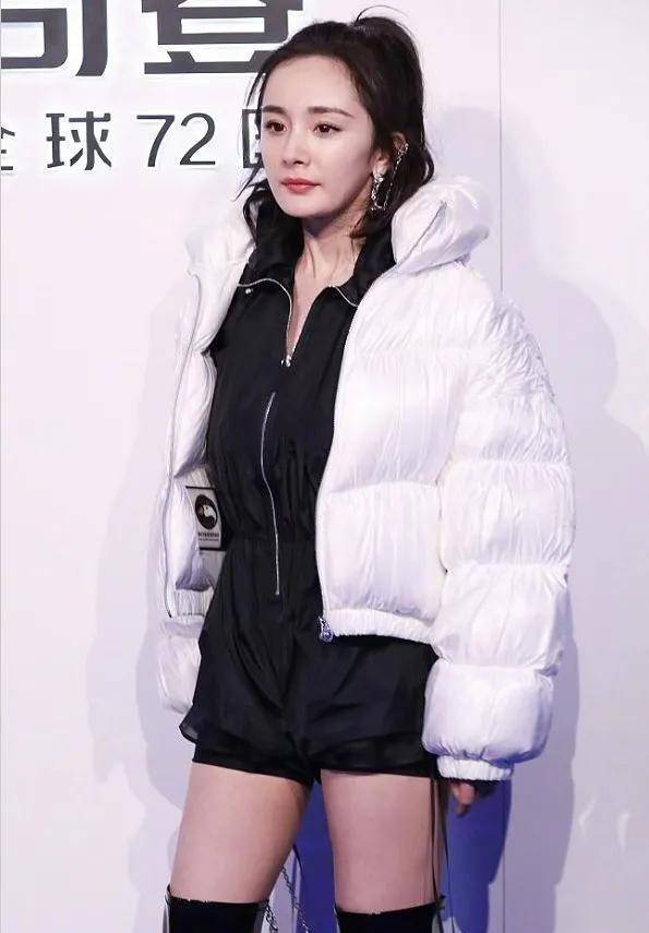 杨幂终于光腿神器出手,搭羽绒服穿出时尚感,冬天女生必备