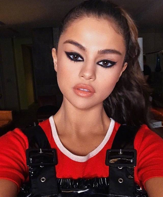 比伯前女友赛琳娜,脸蛋好有什么用,新刘海媲美40岁大妈?