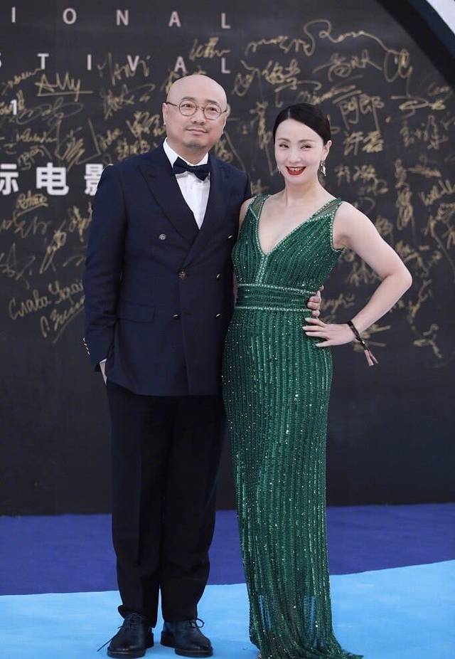 原创徐峥陶虹亮相电影节,台上穿西装革履礼服裙,台下却裹上了羽绒服