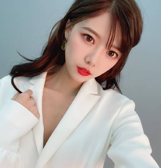 lpl解说记得女友硬刚mayumi,却被现实狠狠打脸!