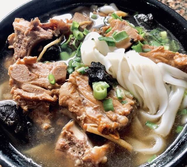 店铺推荐: 财记濑粉 恩平老字号 ,主打老药材汤底,汤底鲜香浓郁.