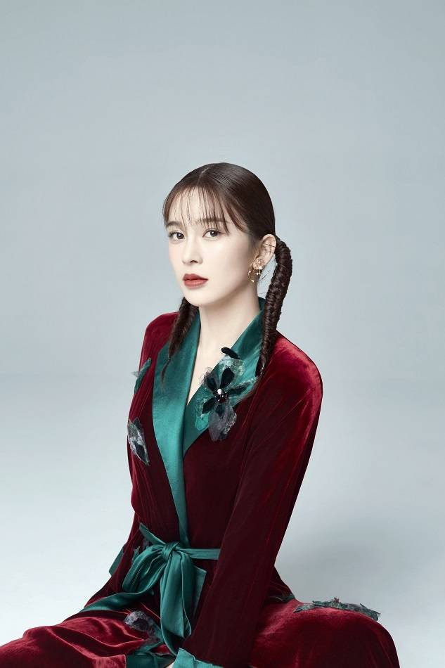 赵樱子生日写真冷艳动人 美腿微露小秀性感