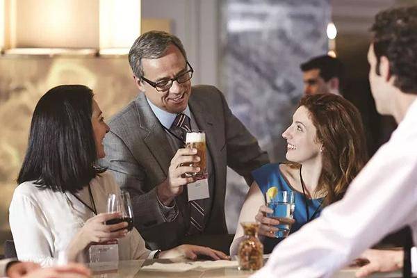 从"下班后聚餐"看职场社交,真正的精英职场人都是这样对待的