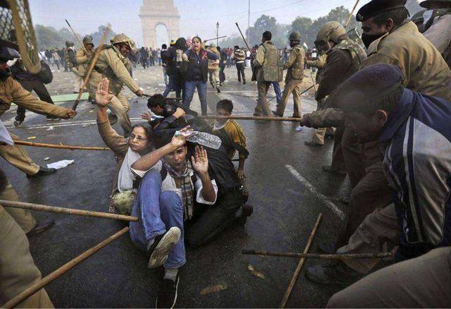 印度骚乱失控警察开枪射杀两人5000名准士兵紧急前往支援