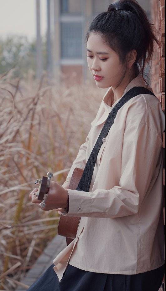 近日,火爆于某短视频平台的王佳杨演唱的《遗憾》歌