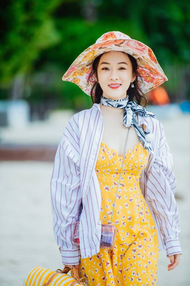 妻子3霍思燕黄色碎花泳装裙俏皮海滩戏水肤白吸睛