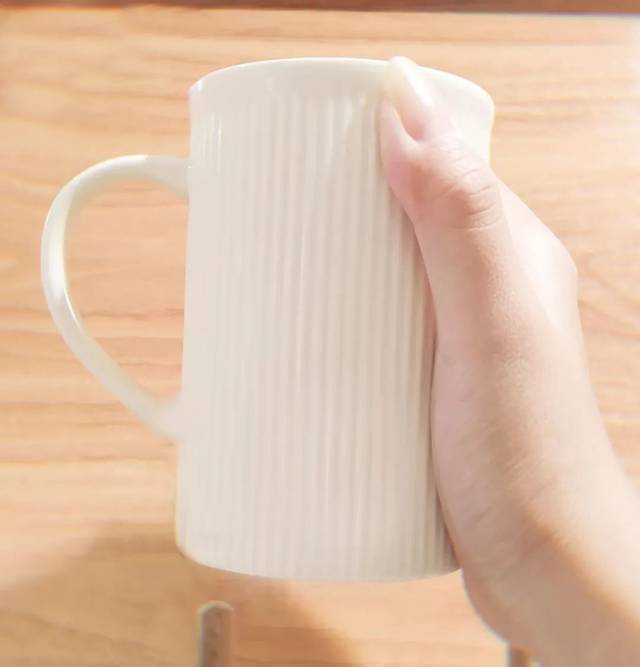 拿杯手势图鉴 | 拿杯子的手势隐藏着你"表里不一"的秘密?