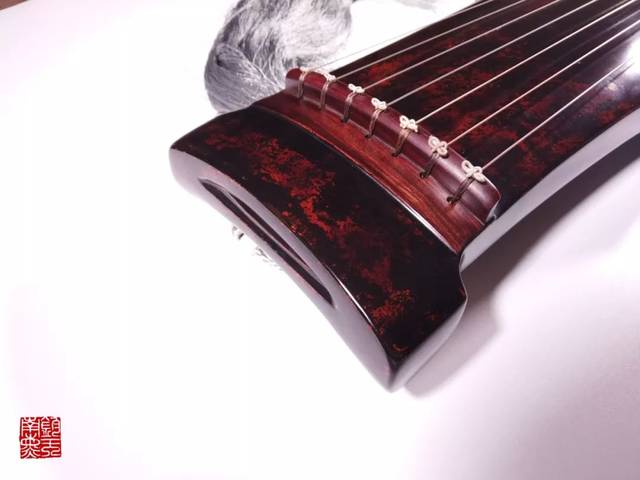 也设计出许多新的古琴形制, 根据古刀币造型制的"大鹏式"为其中之一