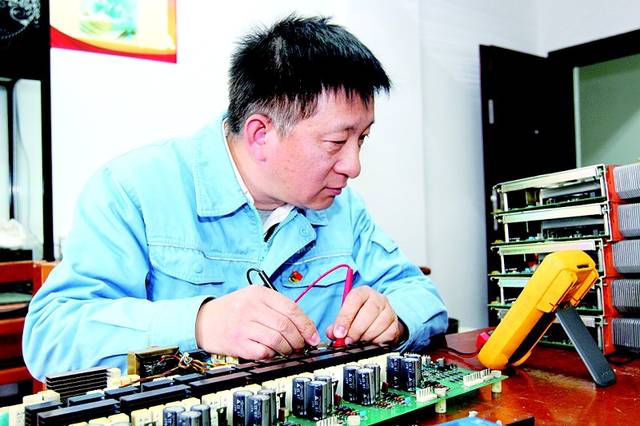 上海石化电气仪表中心主任技师董文武巧修设备保运行