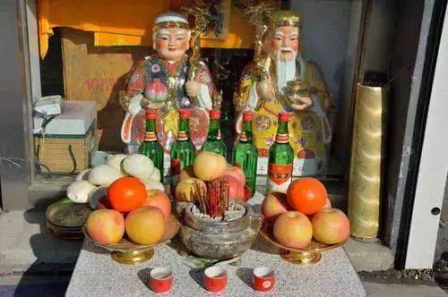 比如,在潮汕,初一,十五是拜玉皇大帝,初二,十六是拜地主老爷,初三