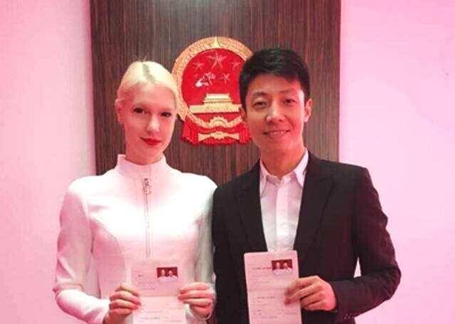 明星结婚证照片千千万,唯独吴京最特殊,为何如