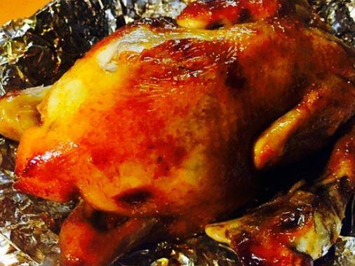 窑鸡是广东一带的特色美食,属于客家菜.