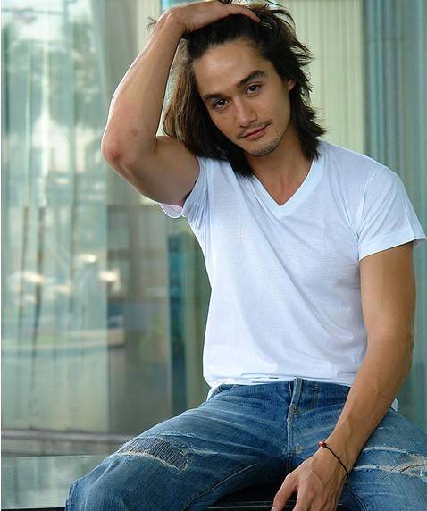 男主角阿南达·爱华灵咸