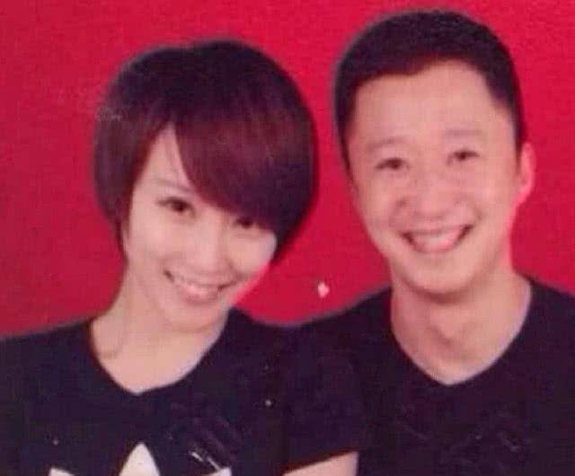 明星结婚证照片千千万,唯独吴京最特殊,为