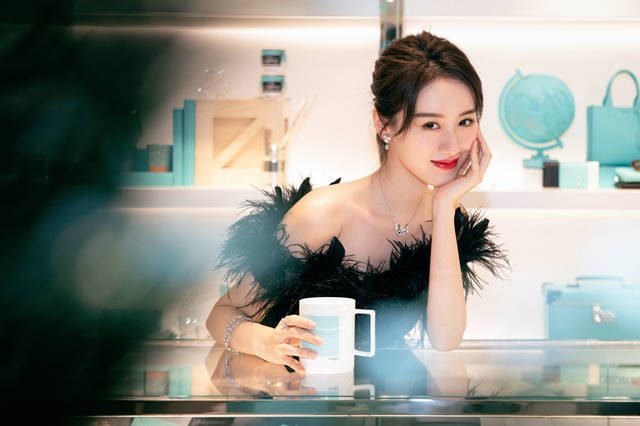 袁冰妍露肩黑羽短裙亮相某品牌开幕活动 迷人锁骨强势吸睛