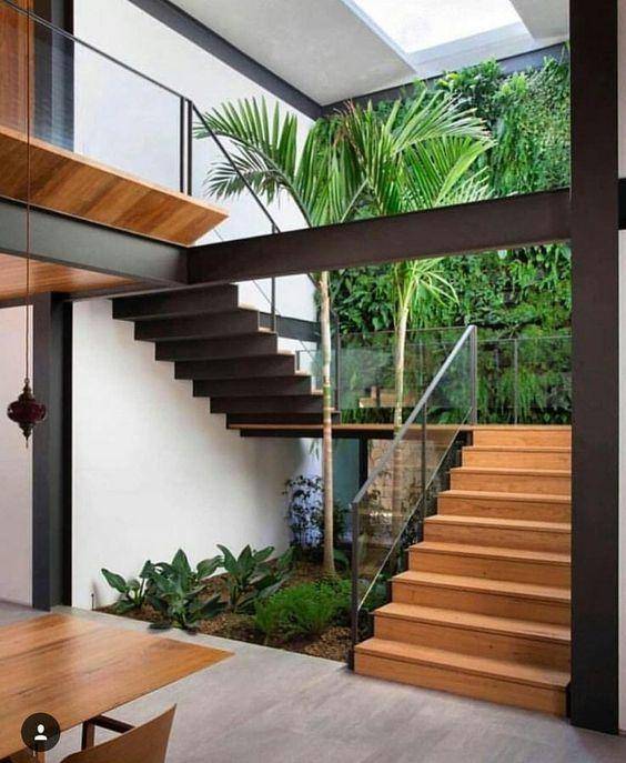 有钱人家楼梯下从不打柜子,种花养鱼造景观,才是正确打开方式!