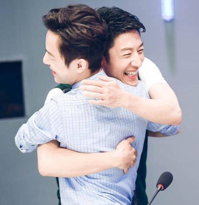 撒贝宁幽默炫娃,何炅高情商接招,双商pk胜负一目了然